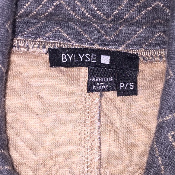 Gray/tan patterned vest with pockets - Picture 2 of 3